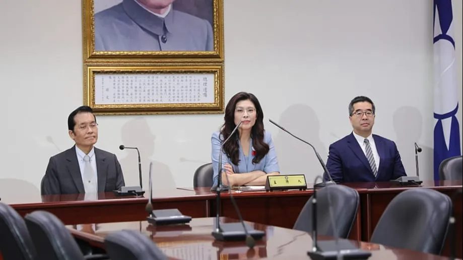2026年3月30日，國民黨主席鄭麗文（中）應中國共產黨中央委員會及總書記習近平邀請赴中國大陸訪問後，在台北舉行記者會。／CFP